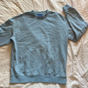 Ljusblå sweatshirt från Jack & Jones - Säljer en stilren ljusblå sweatshirt från Jack & Jones. Tröjan har rund halsringning och långa ärmar. Nyskick, skriv för funderingar ❤️