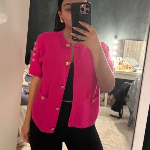 Rosa topp - Jätte fin rosa slutsåld topp från zara med gulddetaljer, är i strl L men passar mig som är i storlek S!💗Använd enstaka gånger