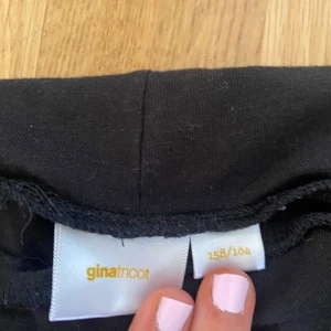 Svarta leggings från Gina Tricot - Svarta leggings från Gina Tricot med bred midjeresår. Mjukt och stretchigt material som sitter skönt på kroppen. Perfekta till vardags eller när du vill ha något bekvämt.