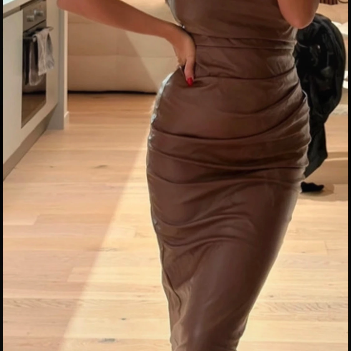 Brun figurnära klänning med smala axelband