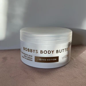 Bobbys Body Butter Limited Edition - En limited edition body butter från Bobbys som ger mjuk och återfuktad hud. Öppnad för att lukta på men aldrig använd 💘