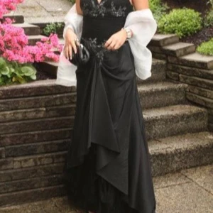 Svart balklänning - Elegant svart långklänning med v-ringning och halterneck. Strl 36