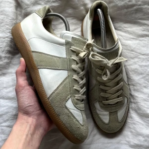Maison margiela gats - Säljer mina Maison margiela gats. Äkta! Köpta från Saint garms. Priset går att förhandla! 42, bra skick, crease och trasiga i hälen, och inget OG, därav priset. Kolla bilder noga. Jag söker en snabb affär då pengarna behövs. Hör av er vid frågor. Mvh Oscar