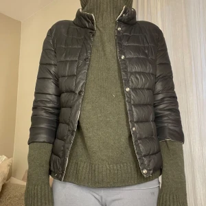 Trekvartsärmad jacka - Skitsnygg trekvartsärmad jacka perfekt nu till våren, bra skick, storlek 34