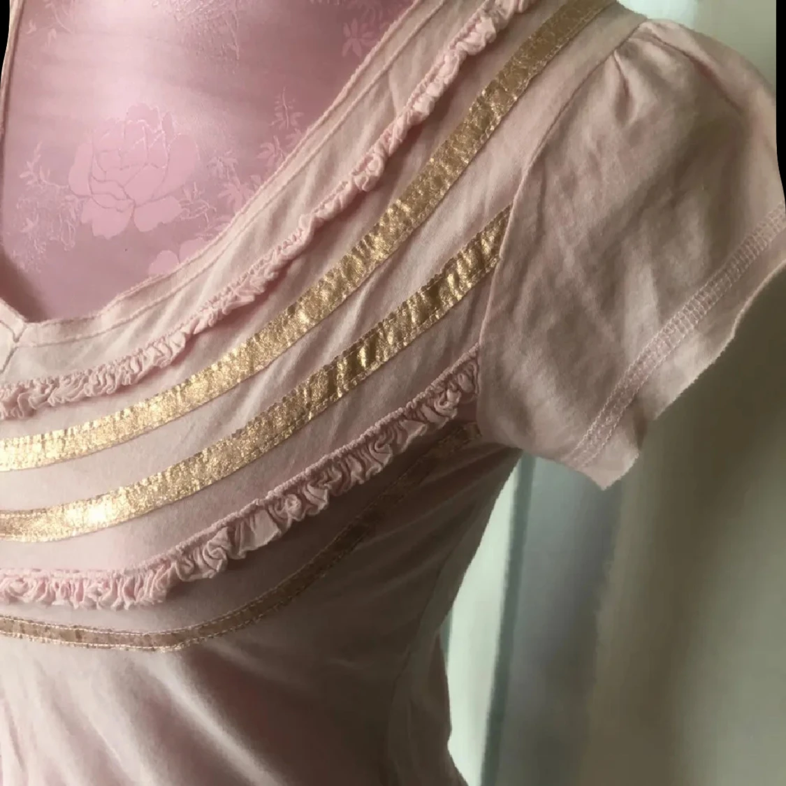 Ljusrosa blus med volang och guldiga detaljer - 2