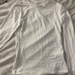 Vit långärmad tröja  - Säljer en enkel och stilren vit långärmad tröja. Perfekt basplagg och passar till allt och är superbekväm att ha på sig. Använd något fåtal gånger, så ipricip som ny! 💕