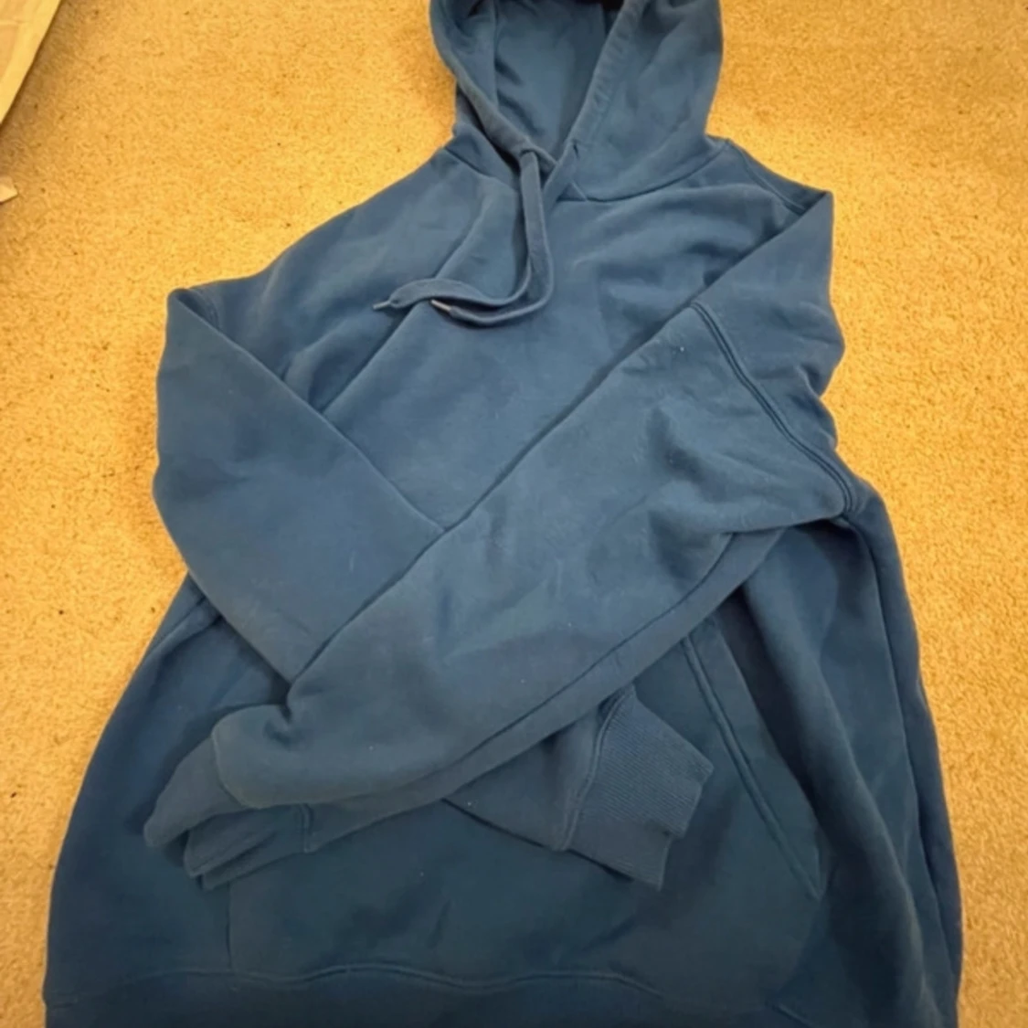 Blå hoodie med ficka - 2