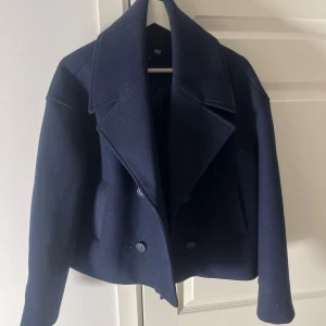 Mörkblå kappa från 157 - Säljer en mörkblå kappa. 