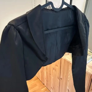 Svart bolero - Snygg svart bolero, perfekt till fest! Fint skick <3