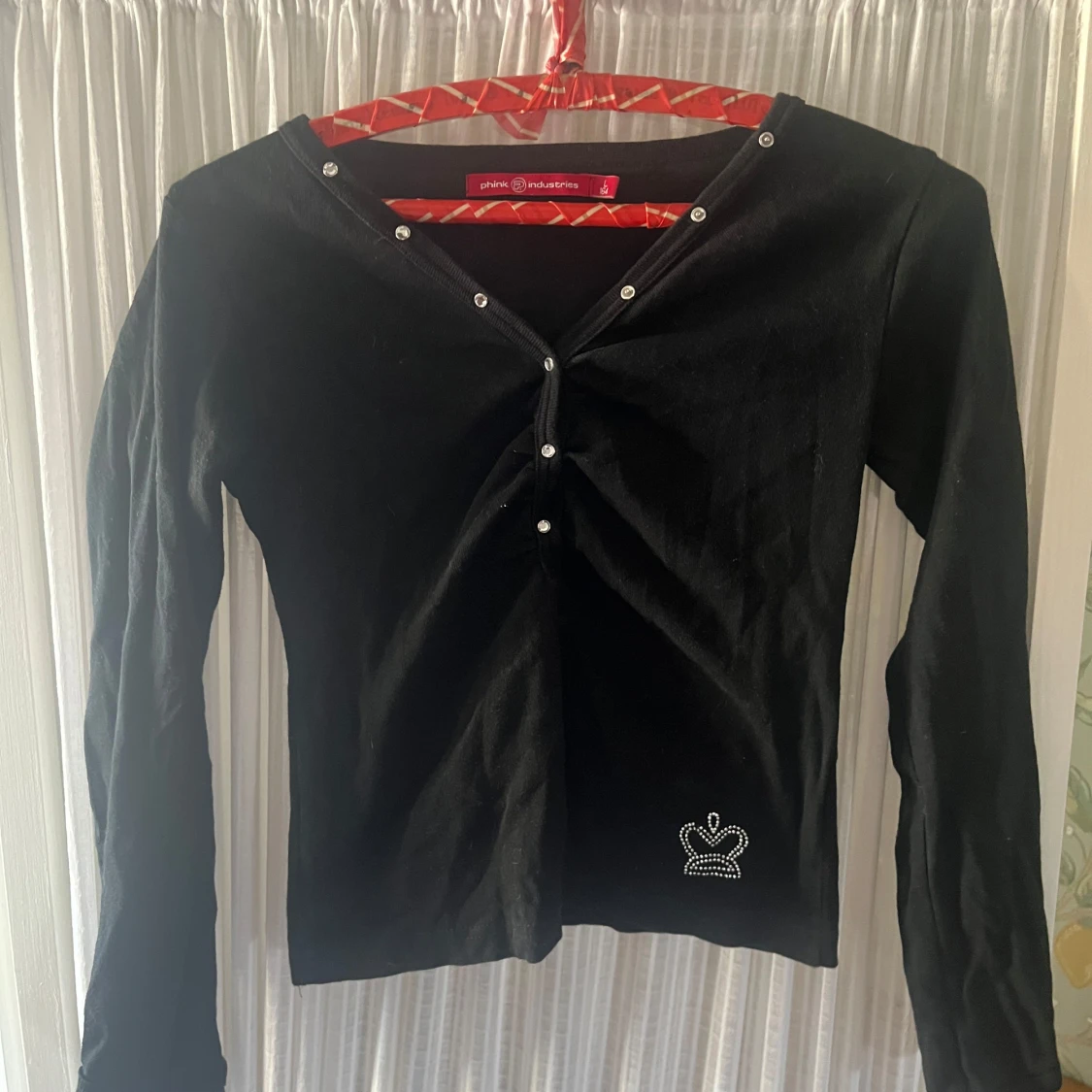 Svart långärmad topp med knappar