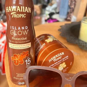 Hawaiian Tropic sun set! - Hawaiian Tropic Island Glow SPF 15 180 ml & After Sun Body Butter 250 ml. Nya och oanvända.