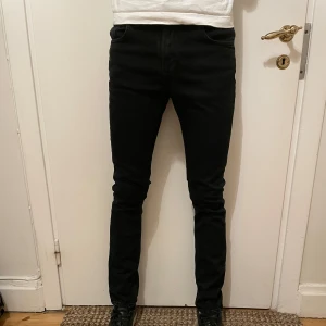 Nudie Jeans - Säljer dessa svarta Nudie Thin Finn Jeans. De är i storlek W30 L32 och i mycket bra skick. Priset för dessa är endast 279kr, inklusive fri frakt. Tveka inte på att höra av er vid frågor eller bud.