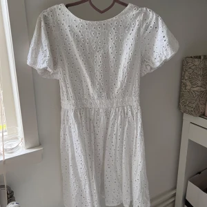 Broderad klänning NAKD  - Superfin klänning från nakd, öppen rygg med knyt band och lite puffärm🌟😍 använd få gånger 