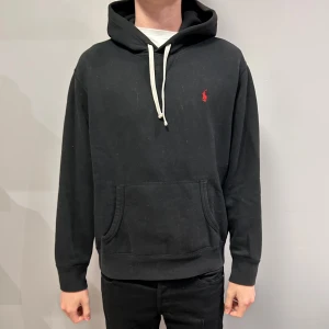 Ralph lauren hoodie - Säljer nu denna riktigt populära Ralph Lauren Hoodien till ett bra pris. Den är i bra skick utom en liten defekt som syns på sista bilden. Han på bild är 184cm, 72kg. Hör av er vid funderingar!