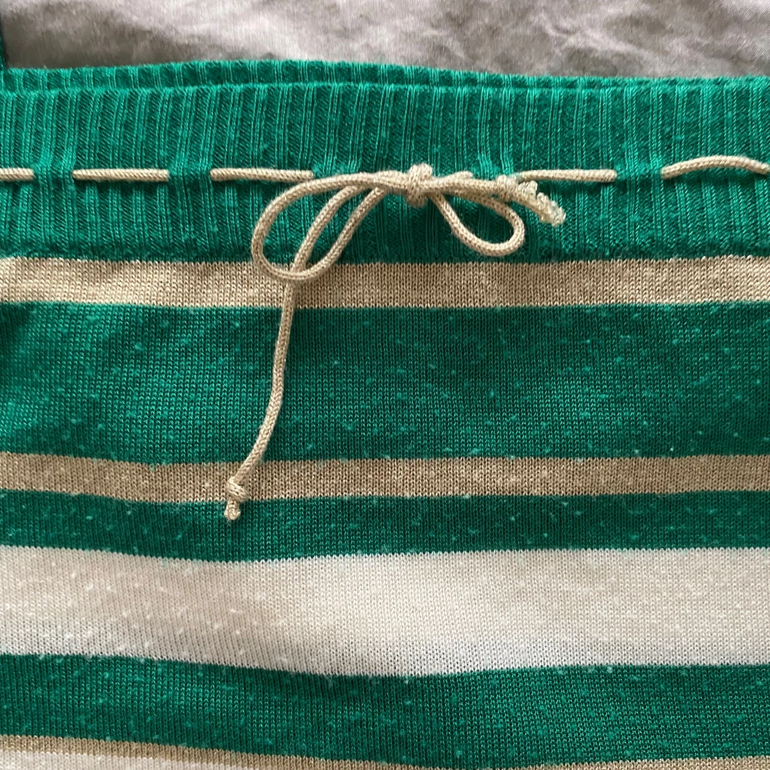 Grön och beige randig stickad linnetopp - 1