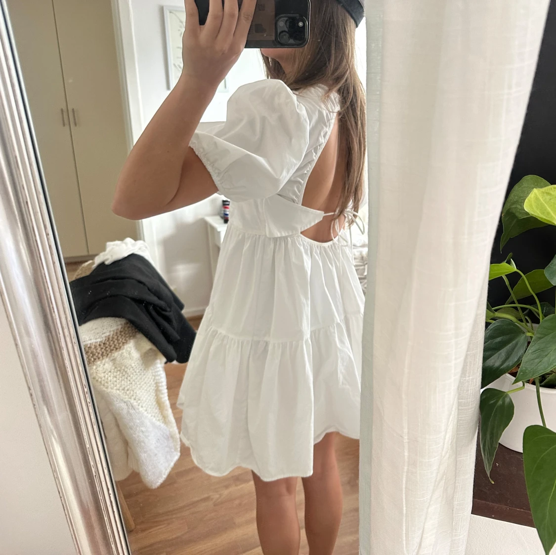 Vit kortklänning med puffärmar och öppen rygg - 1