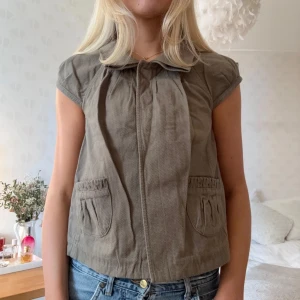 Kortärmad jacka / kofta - Sitter så fint på!!! Det går att fästa upp kragen om man vill ha den högre i halsen (bild 5)💕💕💕