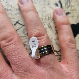 Bred silverfärgad ring med randigt mönster - Säljer en bred och cool ring i silverfärg med ett randigt mönster. Ringen har en modern och stilren design och passar perfekt för dig som gillar statement-smycken. Storlek 19.