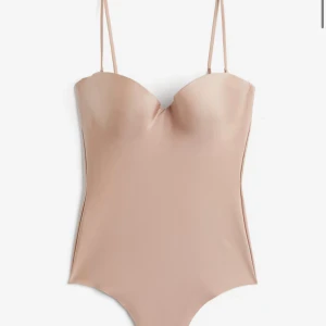 Beige body hm - Säljer en beige body med tunna axelband från hm💕💕 kan gå ner i pris vid snabb affär🫶🫶