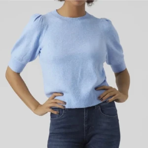 Ljusblå stickad tröja med puffärm - Superfin ljusblå stickad tröja med korta puffärmar och rund halsringning. Kommer ej till användning. 