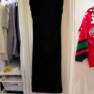 Svart tajt lång kjol från Gina Tricot - Säljer en svart långkjol från Gina Tricot. Hör av dig vid frågor!!💕💫