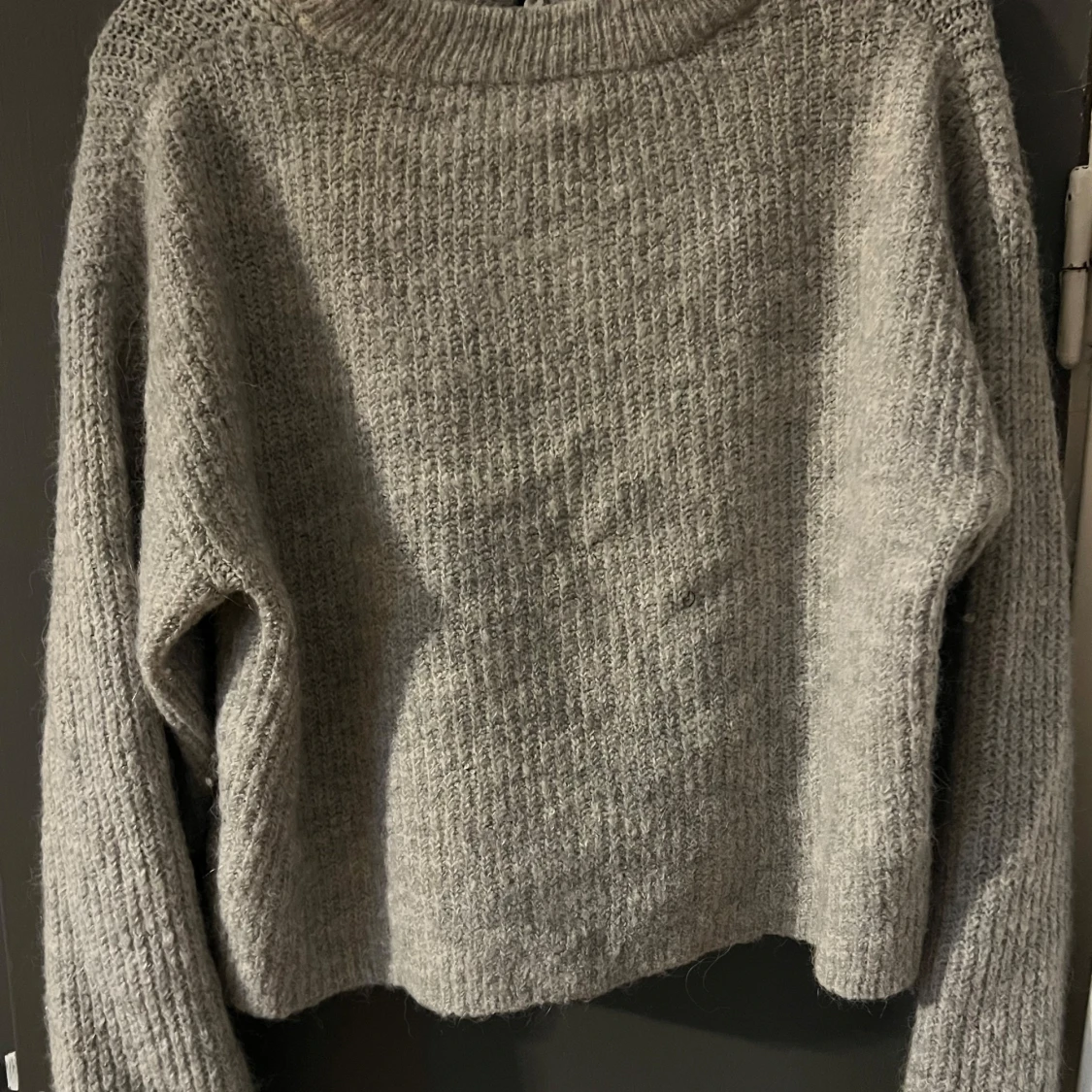 Grå stickad kofta från Gina Tricot