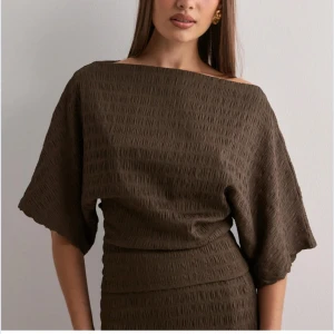 Brun nelly topp - ❗️INTRESSEKOLL❗️ på denna nelly topp som är helt slutsåld! Kan ej returterna. Säljer då jag köpte samma i vit som jag gillade mer💗Vill inte sälja för mindre än vad jag köpte den för alltså 299 kr😊Prislappen är kvar!!