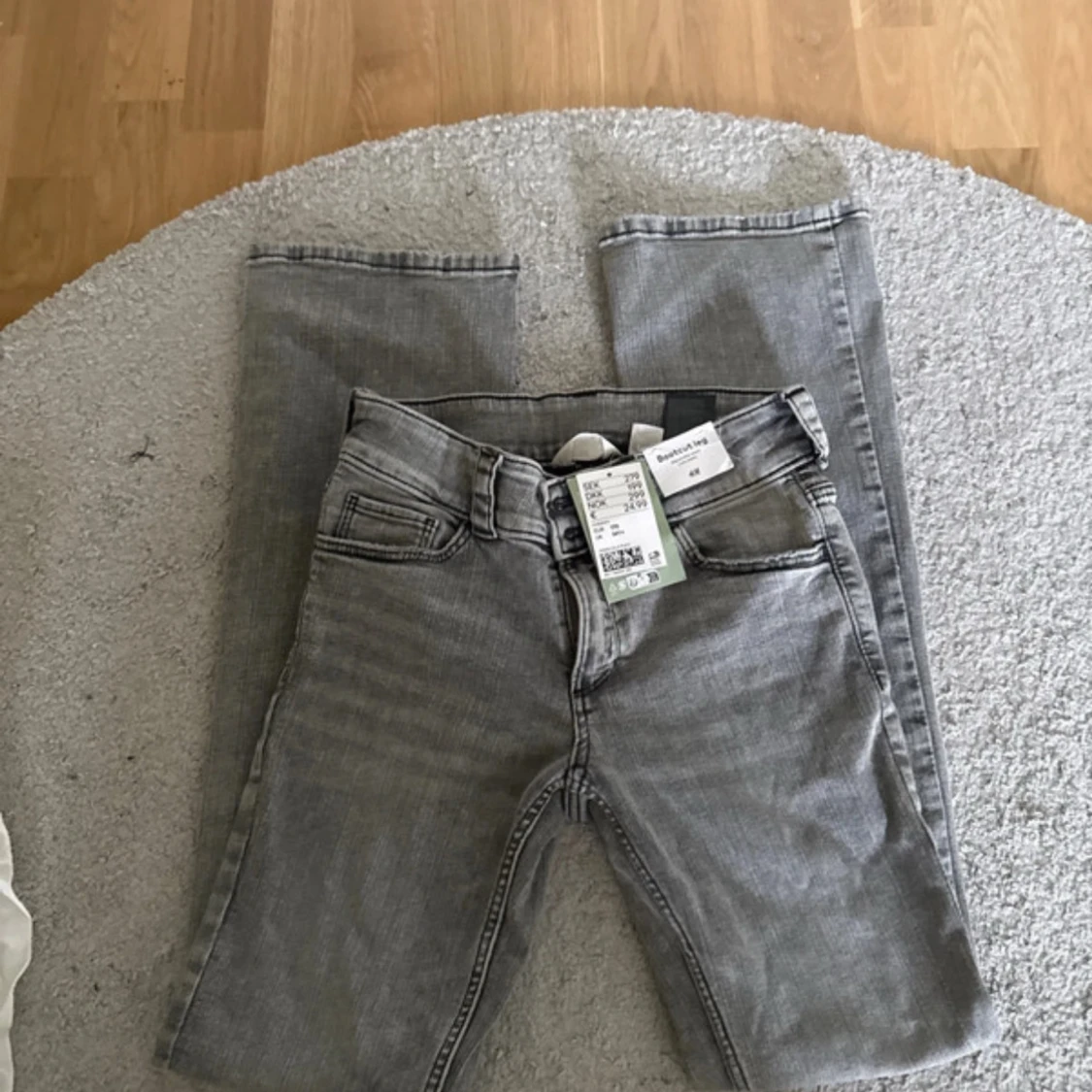 Grå bootcut jeans från H&M - 1