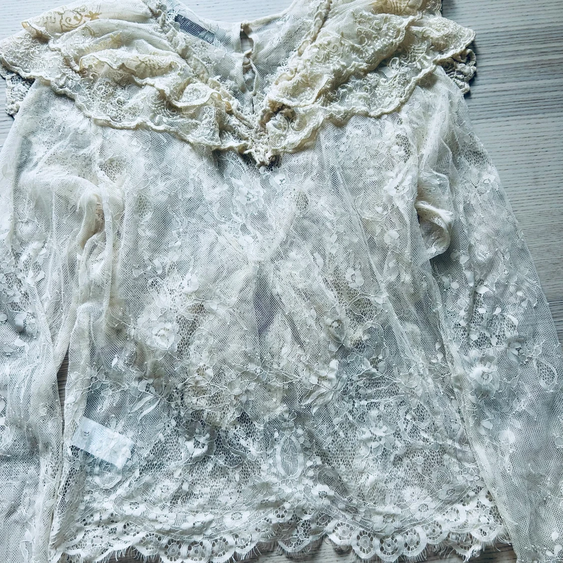 Vit spetsblus med volang från Zara - 1