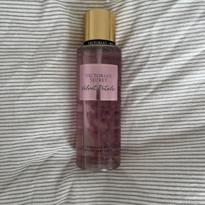 Victorias secret body mist velvet petals  - Victorias secret body mist ”Velvet Petals” 200ml nästan helt full