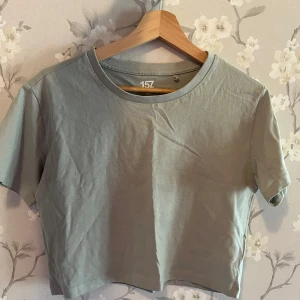 Ljusgrön croppad t-shirt från 157 - Säljer en ljusgrön croppad t-shirt från 157. Ej använd, endast provad men har ingen lapp.