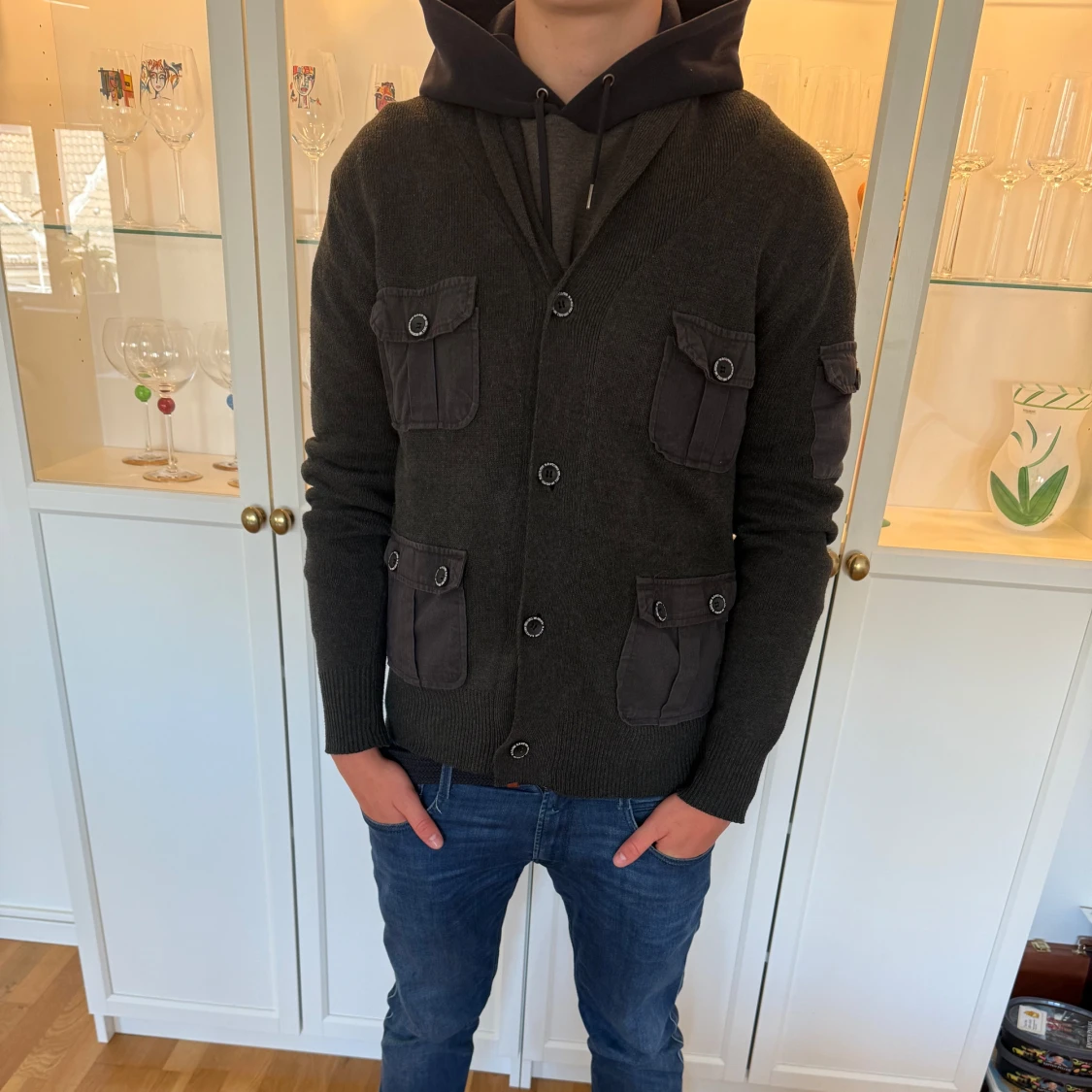 Mörkgrå cardigan från Brave Soul