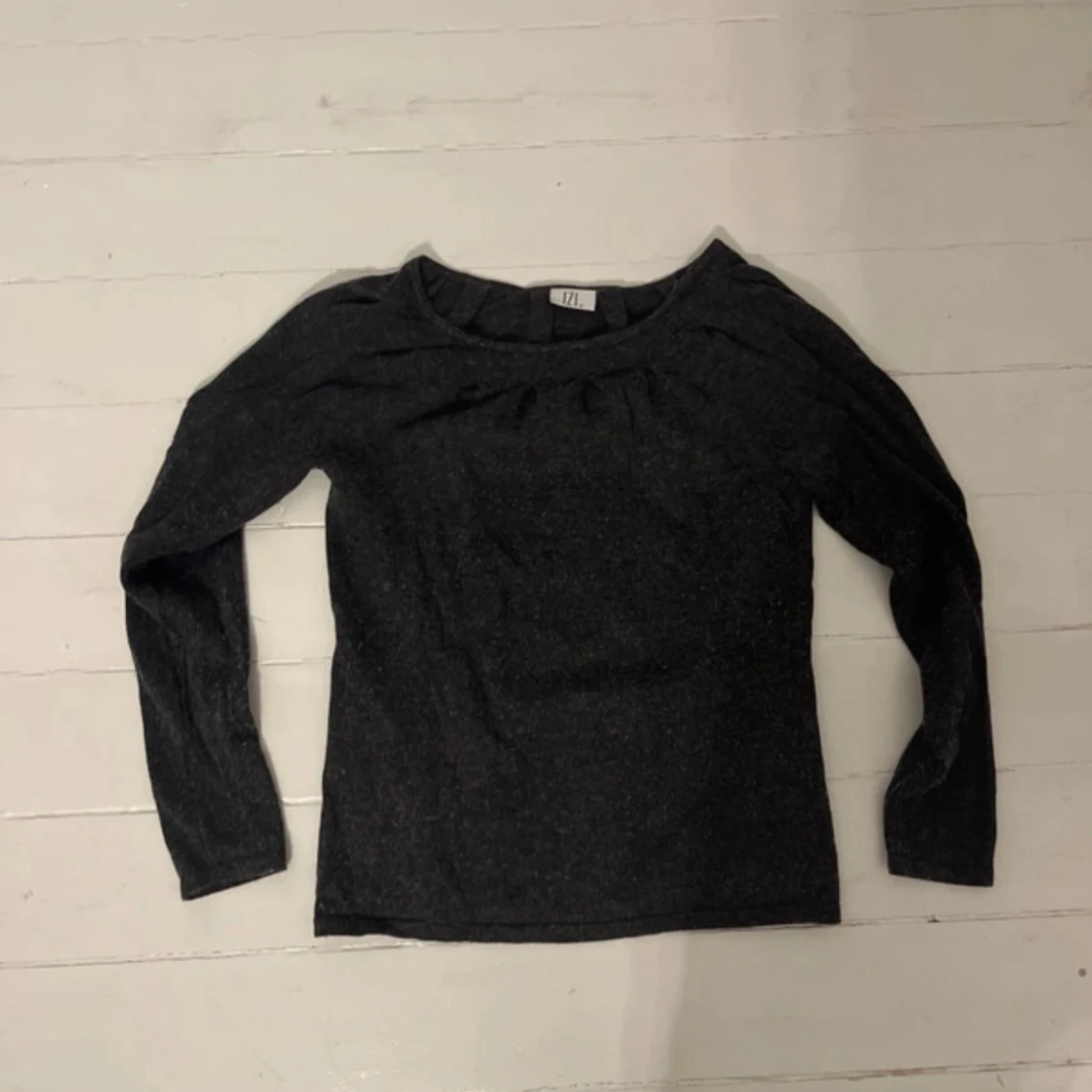 Mörkgrå långärmad tröja