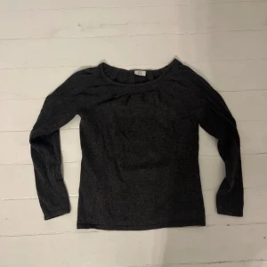Mörkgrå långärmad tröja - En enkel och stilren mörkgrå långärmad tröja. 