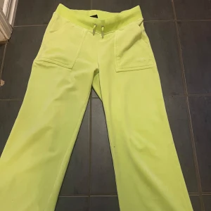  Juicy Couture mjukisbyxor - Säljer ett par oanvända juicy Couture byxor, säljer dem pga att dem inte passade mig. Köpte de för ungefär 1 år sen men har inte tagit tag i att sälja de än.
