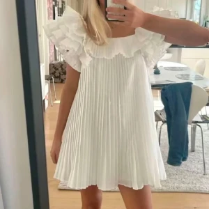 Volang klänning - Söt volang klänning, storlek S❤️