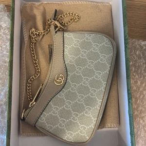 Handväska  - Helt ny