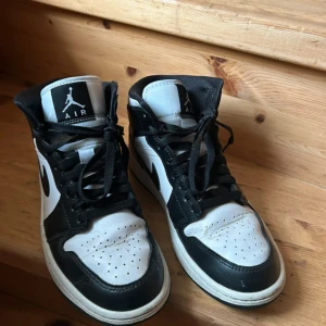 Svarta och vita Nike Air Jordans - Använda få gånger, normala i storleken och jättesnygga men kommer inte till användning längre 