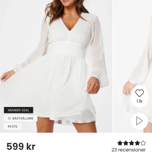 Vit kortklänning (Till studenten) - Superfin vit klänning med v-ringad hals och långa, transparenta ärmar.  Perfekt för somriga tillfällen eller studentfirande.