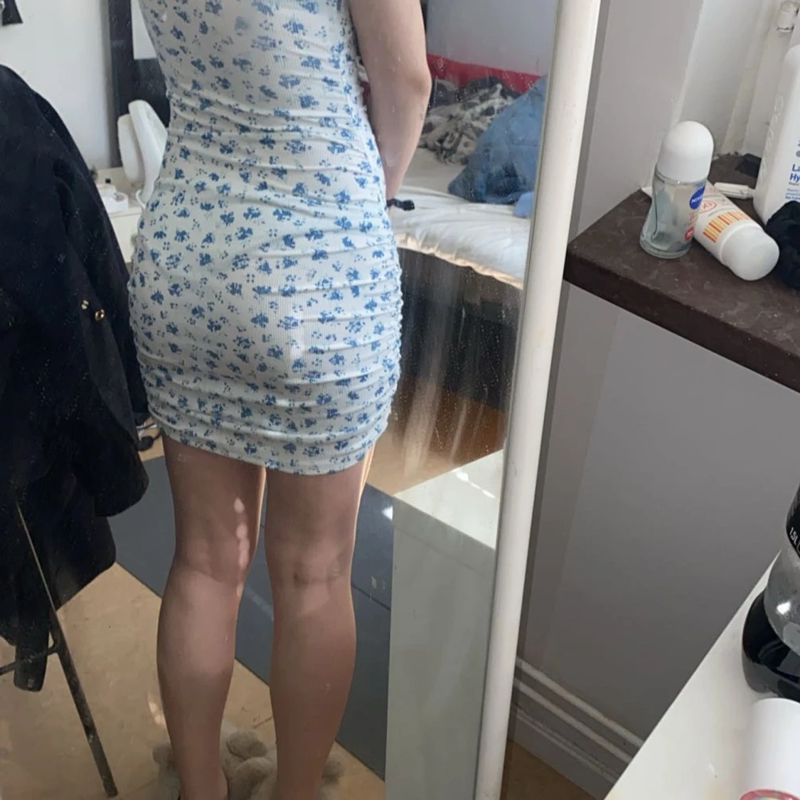 Vit blommig kortklänning med blått mönster - 2