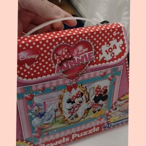 Pussel med disney motiv💗 - Ett fint & gulligt pussel med tillkommande klistermärken att kunna dekorera med! Nytt orört pussel med gullig förpackning som liknar en handväska👜💗✨ Frifrakt nu!
