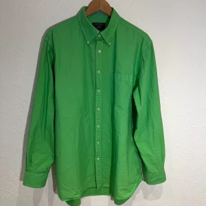 Charles Tyrwhitt -Grön skjorta- Strl XL - Snygg grön skjorta från Charles Tyrwhitt i klassisk modell med knappar framtill och bröstficka. Skjortan har lång ärm och är tillverkad i bomull, perfekt för dig som gillar stilrena plagg med färg. 100% Bomull  Strl XL
