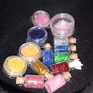 Nageldekorationer (blandat) - Blandade nageldekorationer allt från Glitter, stickers osv