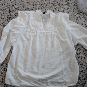 Vit blus med söta detaljer stl xs - En fin blus endast provad då den inte passade