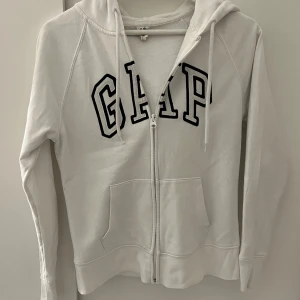 Gap zip i xs - Vit ziphoodie från gap i storlek xs som tyvärr inte passar längre. Skulle säga att den är i bra skick men eftersom det varit en av mina favorit tröjor finns det super små defekter som bara syns på nära håll. Nypris ca 600 kr 💕
