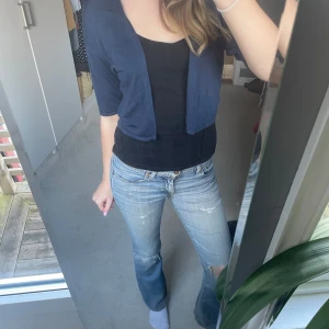 Bolero - En kortärmad bolero/kofta från esprit i storlek M, men sitter som en S väldigt bra skick. Tunn och skön att ha på sig. 🤩💞