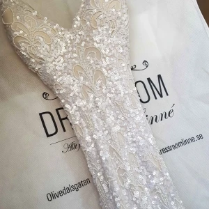 Vit glittrig långklänning - Säljer min balklänning från märket scala köpt hos dressroom linne. Använd en gång och i utmärkt skick. Klänningen är ljusbeige med vita paljetter broderade på och i size 4 motsvarande strlk 36. Klänningen har en liten dragkedja på sidan med hasp och ett släp nedantill. Undersidan av släpet är lite smutsigt men går lätt att tvätta bort och det finns ett litet hål från klack, men inget som syns ovanifrån. Jag är 165cm på bilderna. Org pris är 4990kr