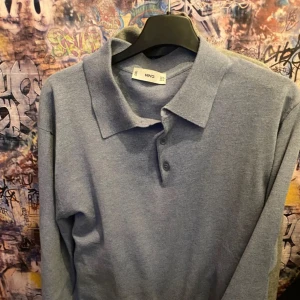 Tröja med polokrage - Säljer en ljusblå tröja från mango. Tröjan är i toppenskick, inte så tjock utan luftig och skön. Killen på bilden är 180 och väger cirka 68 kg. Hör av dig vid intresse eller funderingar.👊⚜️