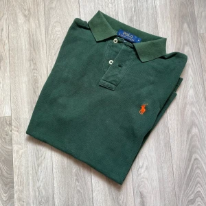 Ralph Lauren piké  - • Säljer en Ralph Lauren piké  • Tröjan är i mycket bra skick utan några tydliga tecken på användning eller slitage!   • Storlek S och är true to size!  • Köp postas alltid inom 48h men siktar alltid på att få iväg det samma dag! 🙌🏼📦  • Priset kan diskuteras vid snabb affär 🙌🏼🤝🏼  