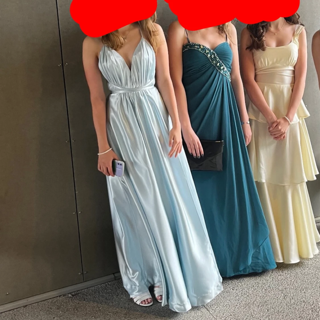 Ljusblå långklänning med djup v-ringning - 1